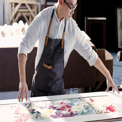 常言道三分书画七分装裱技师正在精确计算装裱尺寸